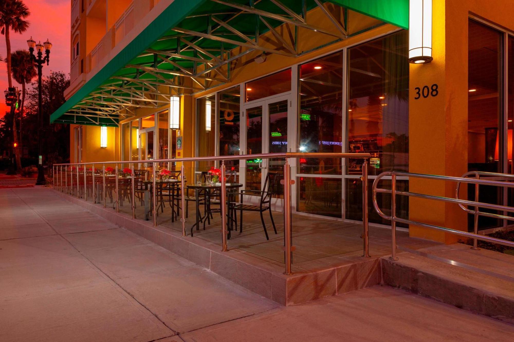 Отель Courtyard By Marriott Deland Historic Downtown Экстерьер фото