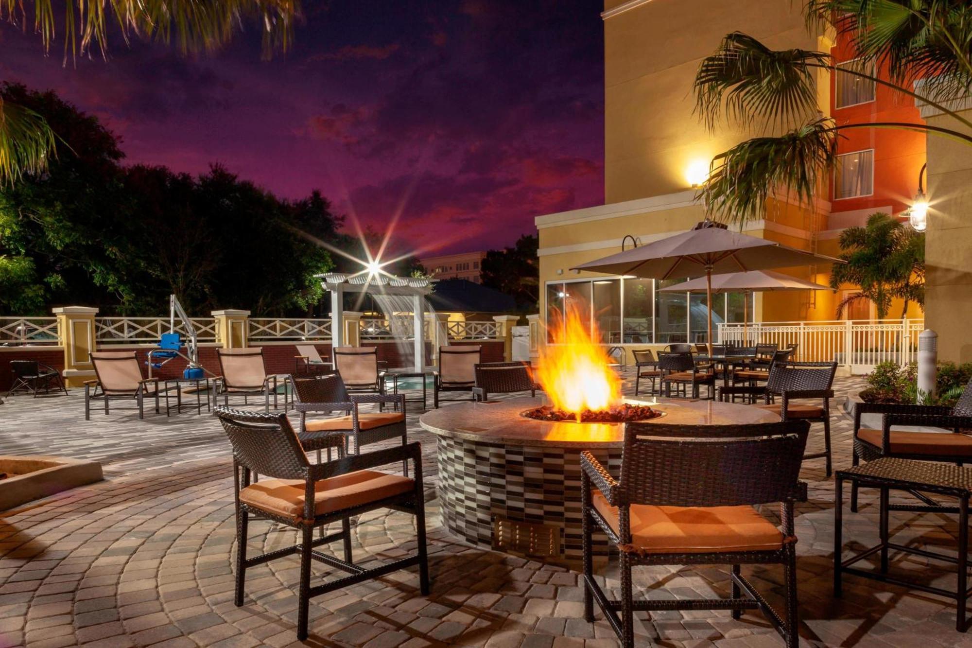 Отель Courtyard By Marriott Deland Historic Downtown Экстерьер фото
