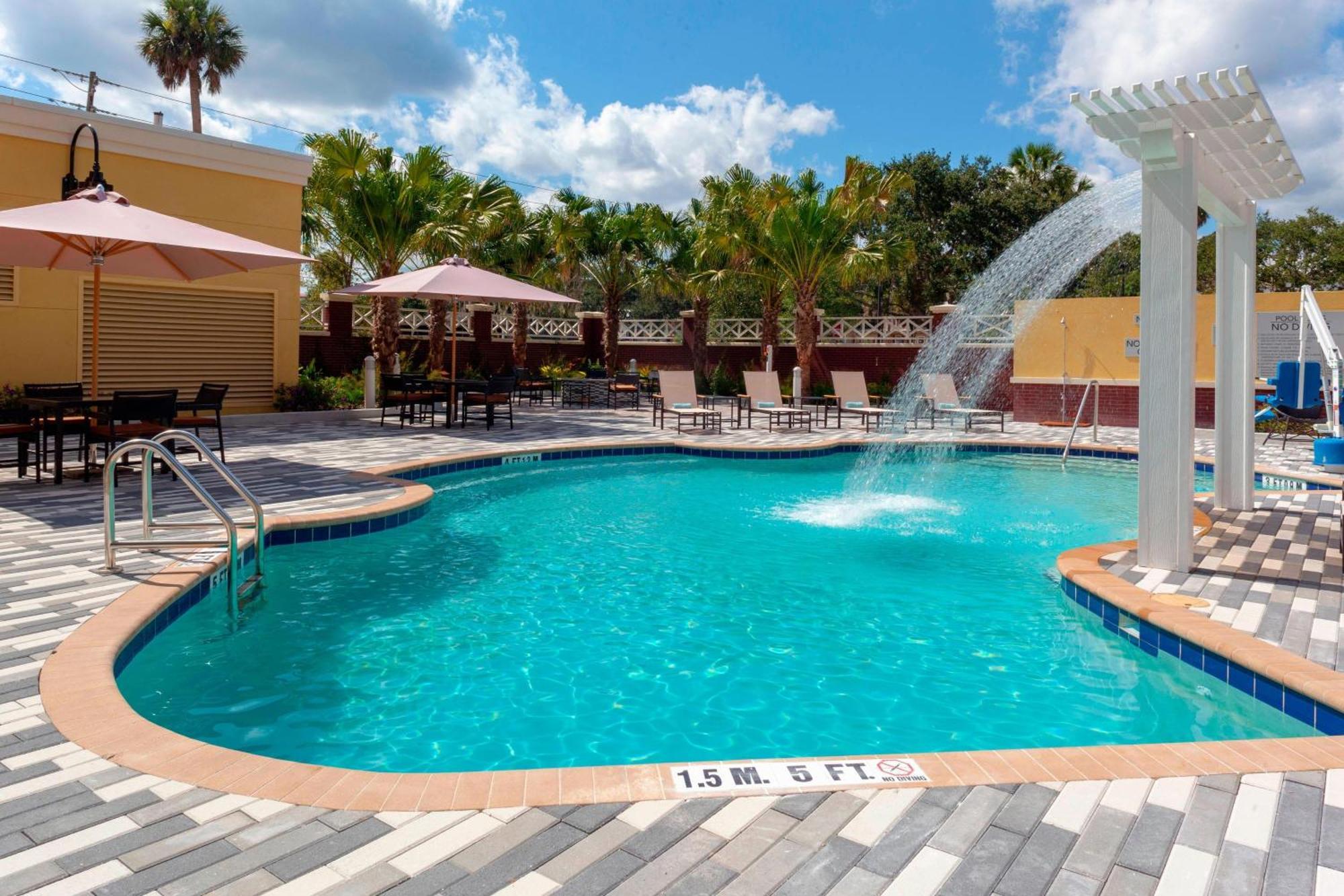 Отель Courtyard By Marriott Deland Historic Downtown Экстерьер фото